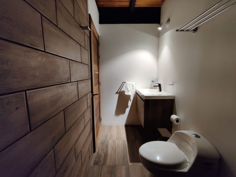 Standard Room | Bathroom | Shower, rainfall showerhead, free toiletries, towels