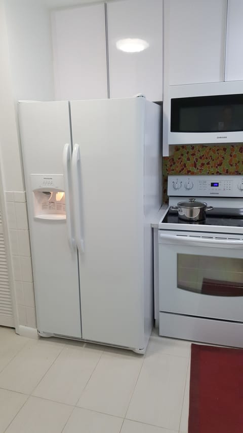 Deluxe Suite, 1 King Bed | Private kitchen | Full-size fridge, microwave, stovetop, dishwasher