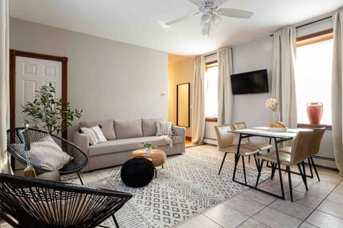 Downtown New Haven Vacation Rental Near Yale – Spacious living area complete with a full kitchen, smart TV, and a sofa bed for two additional guests. Enjoy seating for four, large bright windows with blackout curtains, and A/C for a comfortable, convenien