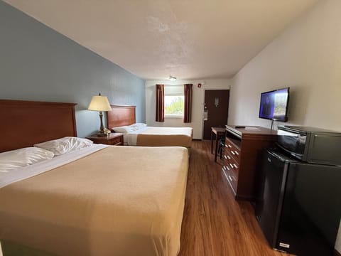 Standard 2 Queens | Desk, free cribs/infant beds, free rollaway beds, free WiFi