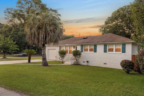 Streetview, Corner Lot with fully enclosed privacy fence!