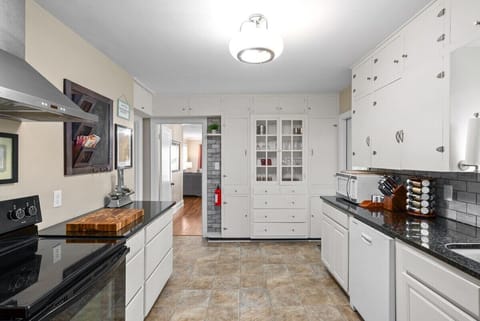 Kitchen #1 (Main Floor)