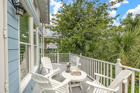 Balcony with outdoor seating and table