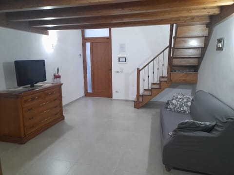 House, 1 Bedroom, City View | Living room