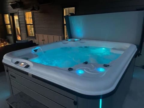 Indoor spa tub