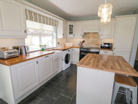 Dishwasher, electric kettle, toaster, cookware/dishes/utensils