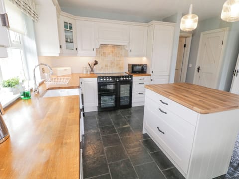 Dishwasher, electric kettle, toaster, cookware/dishes/utensils