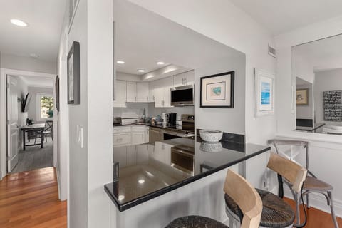 Kitchen and Breakfast Bar