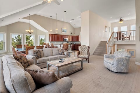 WH3063: Mi Casa Bella - Ocean | Top Level Living Area
