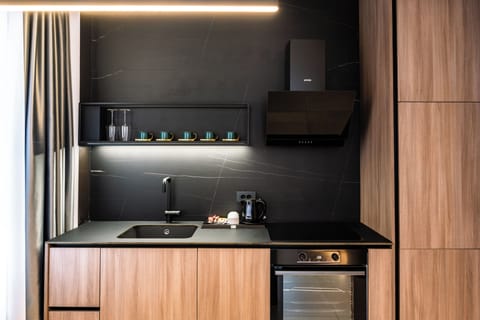 Deluxe Apartment | Private kitchen | Highchair