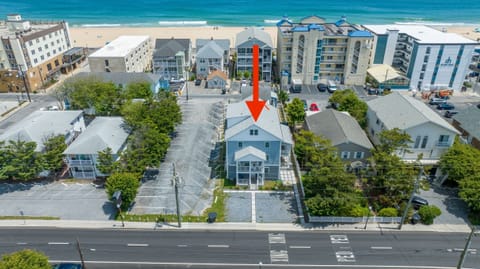 Ocean block apartment building
less than 1 min walk to the beach