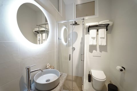 Double or Twin Room | Bathroom