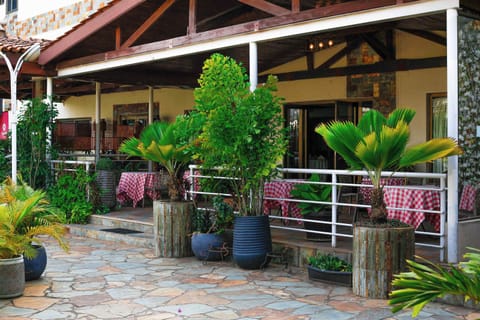 2 restaurants; breakfast, lunch, dinner, and brunch served