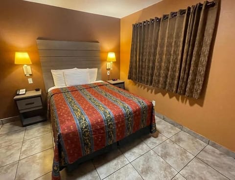Queen Non Smoking at New Corral Motel   image 1