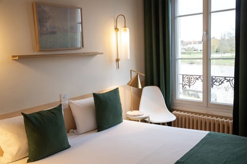 Chambre Double - vue Cher | Premium bedding, laptop workspace, free WiFi, bed sheets