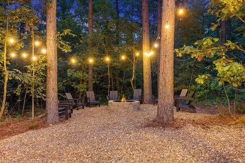 Gather around the fire – cozy up and enjoy forestside evenings by the outdoor fireplace.