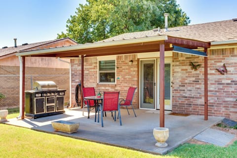 Mustang Vacation Rental | 2BR | 1.5BA | 950 Sq Ft | 1 Exterior Step Required