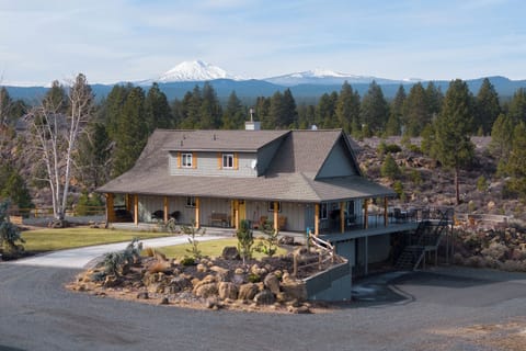 Private 17-acre retreat with Mt. Bachelor views, hot tub & fireplace