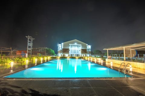 2 outdoor pools