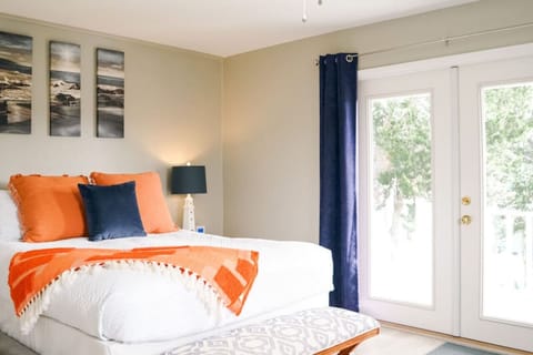 Cozy Retreat: Second floor primary Bedroom with a Private Balcony