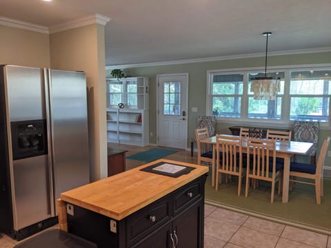Kitchen & dining area