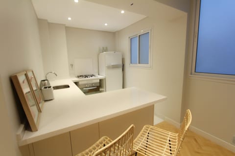 City Apartment | Private kitchen | Fridge, microwave, oven, stovetop