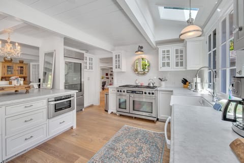 Main house: fully stocked kitchen with bar stool seating for 6