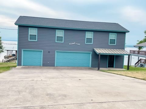 Huge driveway with parking for all your cars and boats