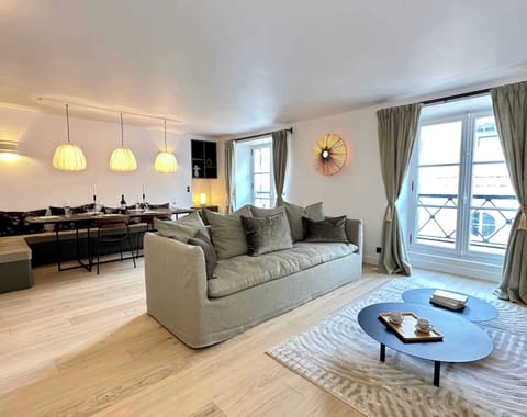 Perfect living room for families and friends, with TV and Wi-Fi overlooking the dining area and the kitchen