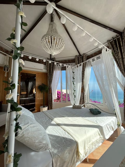 El Templito | Laptop workspace, blackout drapes, free WiFi, bed sheets
