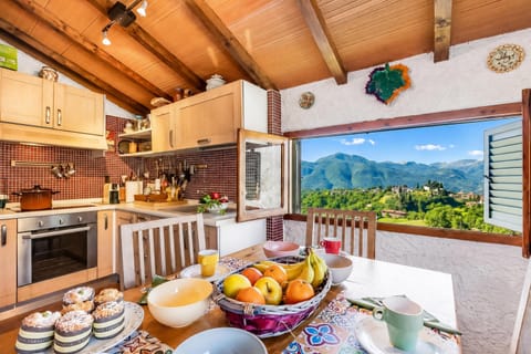 Standard House, 2 Bedrooms, 2 Bathrooms (Family Friendly Rosa House Amazing) | Private kitchen