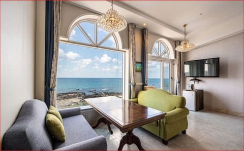 Ocean Suite C (with Bathtub) | Premium bedding, free WiFi