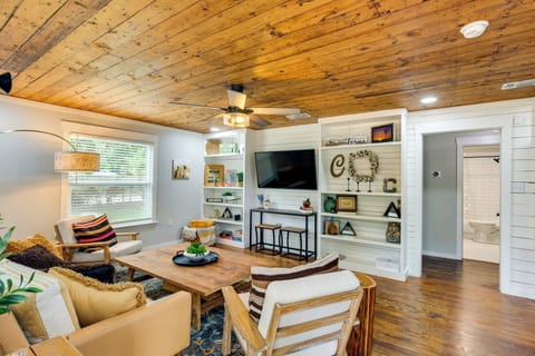 Lindale Vacation Rental | 2BR | 2BA | 1,200 Sq Ft | Stairs Required