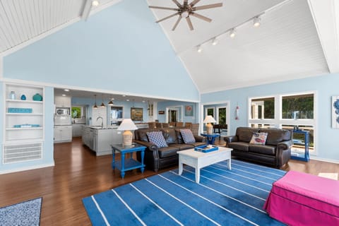 XL GRAND OPEN LIVING ROOM FOR A  CROWD