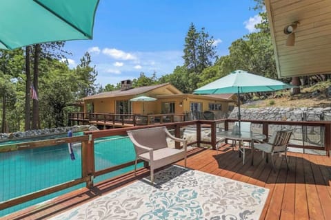 Relax by the pool or unwind on the private deck while enjoying fresh mountain ai