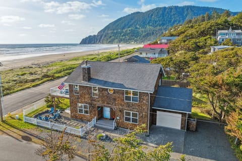 Across the street from the beach, outdoor firepit and New hot tub, with fenced in hard, and upper deck has wind protected deck with fire table and out door seating