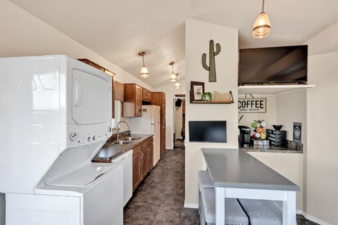 Enjoy a comfy dining area, smart TV, coffee bar, monitor, and washer/dryer.