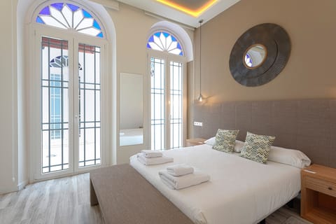 Grand Room | Soundproofing, iron/ironing board, cribs/infant beds, free WiFi