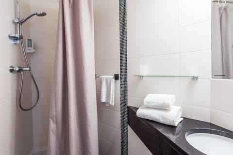 Comfort Double Room | Bathroom | Shower, free toiletries, hair dryer, towels
