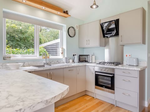 Kitchen | Chestnut Lodge - Solar Rise Lodges, Old Buckenham