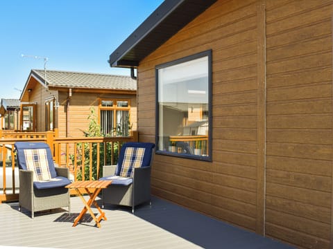 Sitting-out-area | Lodge 38, Stowmarket