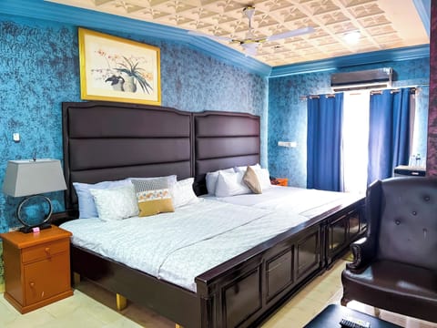 Deluxe Double or Twin Room | Down comforters, desk, soundproofing, iron/ironing board