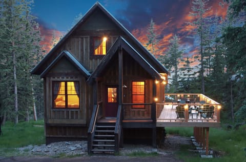 A pine-covered hideaway that glows at sunset and practically says, “Drop your boots here.” Spend the day hiking, biking, or exploring — then kick back on the deck with a glass of wine, swap trail stories, and soak in the mountain air. Adventure by day, coz