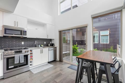 Classic Apartment | Private kitchen | Fridge, microwave, oven, coffee/tea maker