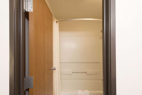 Combined shower/tub, free toiletries, hair dryer, towels