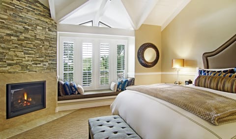 Deluxe Room, 1 King Bed, Fireplace  | Premium bedding, down comforters, pillowtop beds, in-room safe