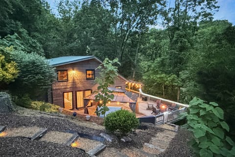 Secondary entrance to the cabin from the overflow parking area