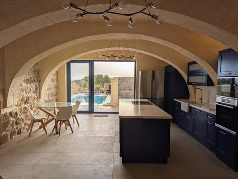 Daily buffet breakfast (EUR 7.5 per person)