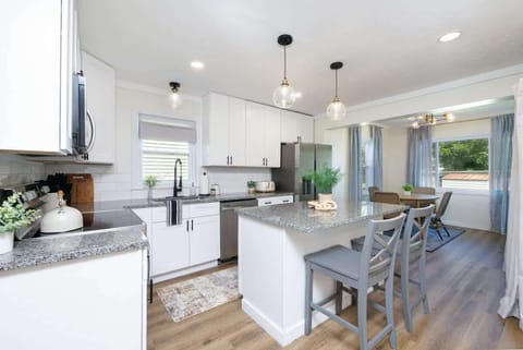Whip up meals in style in this sleek, fully stocked kitchen! ✨ Features stainless appliances, granite counters, and a spacious island with bar seating—perfect for morning coffee or evening chats ☕‍‍‍