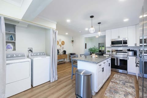 Whip up meals in style in this sleek, fully stocked kitchen! ✨ Features stainless appliances, granite counters, and a spacious island with bar seating—perfect for morning coffee or evening chats ☕‍‍‍
